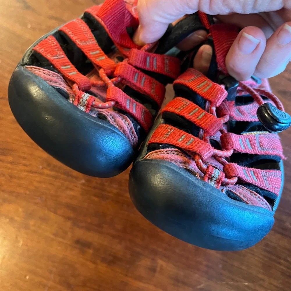 Keen Newport H2 Kids Red Black Waterproof‎ Sport Sandals Size 11US / 10UK
